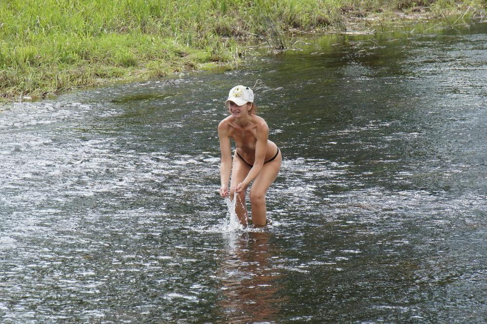25P Nude in river's water