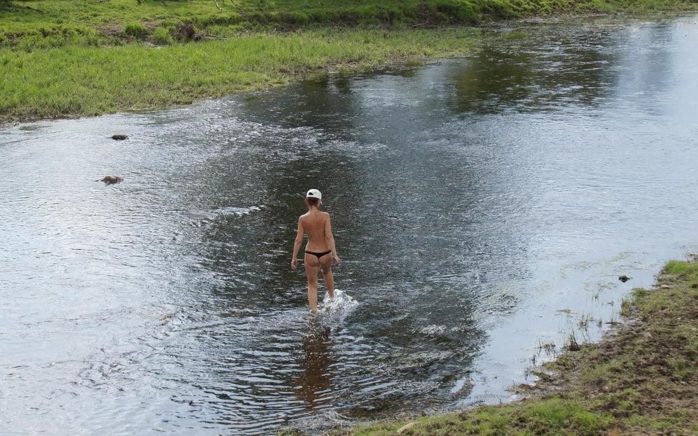 25P Nude in river's water