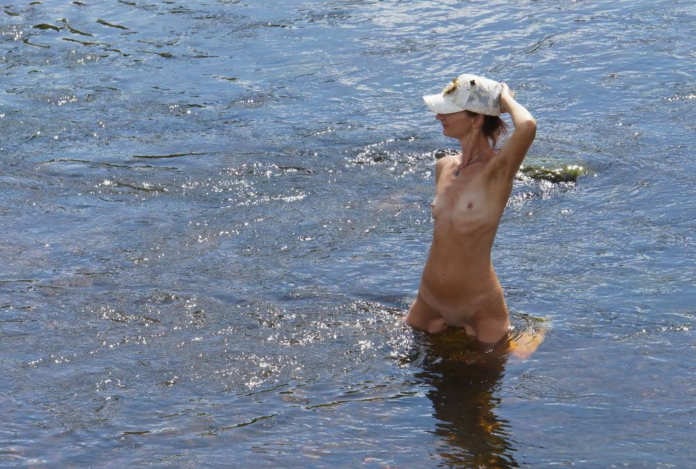25P Nude in river's water