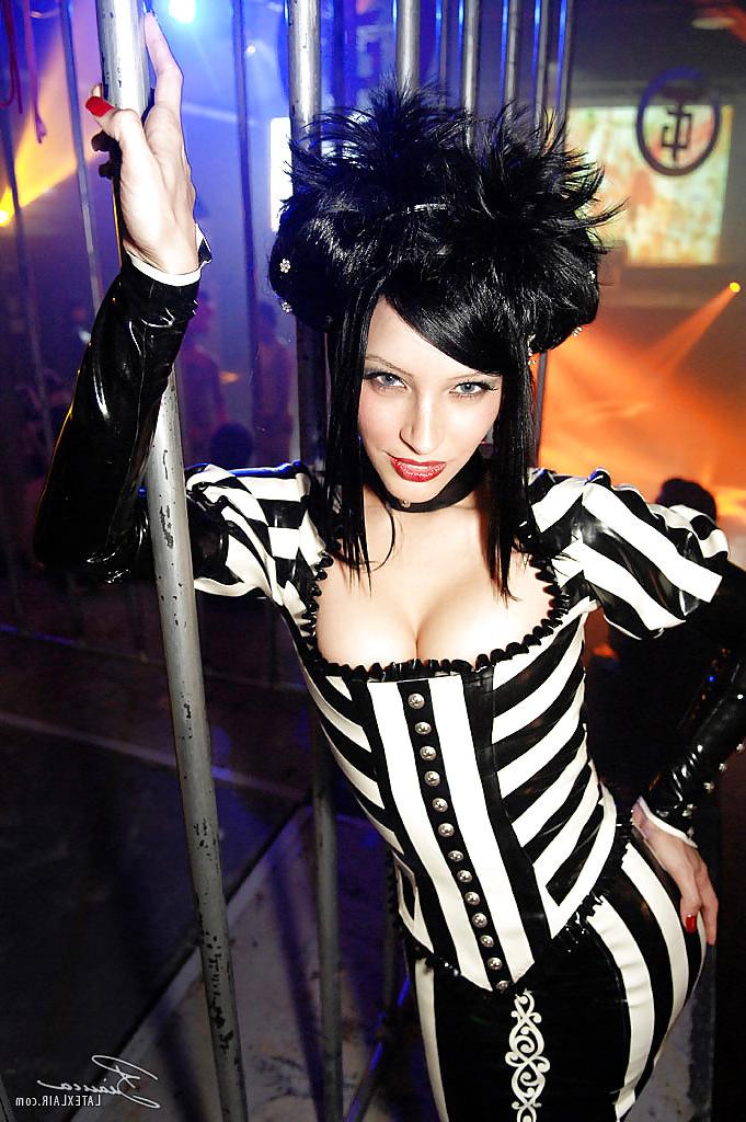 25P Chicks In Latex,By Blondelover