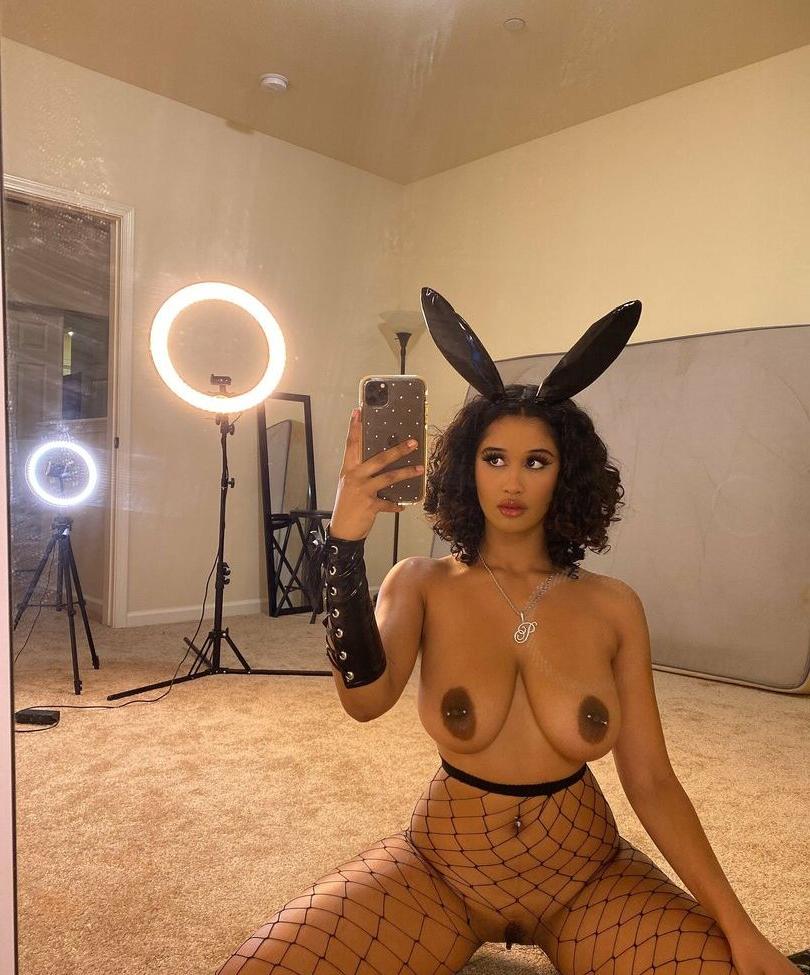 25P Pia Bunny nude