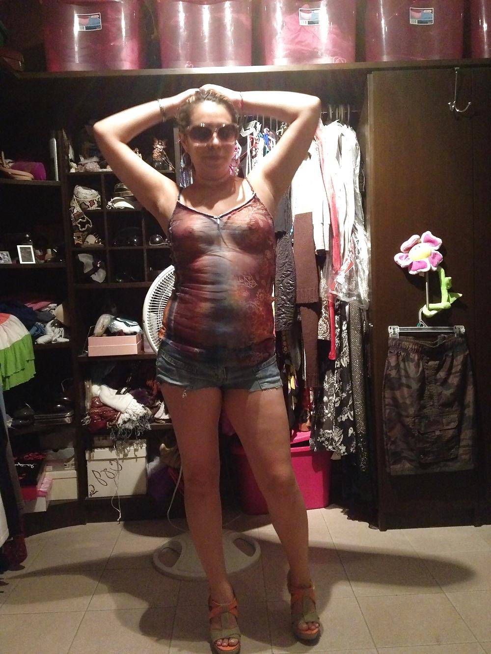 11P Esposa puta en shorts.wife slut latin milf in shorts