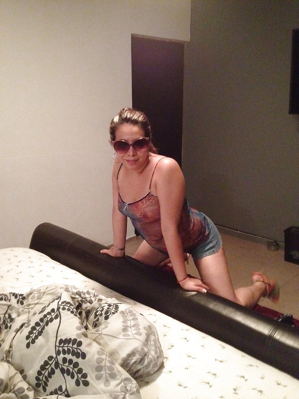 11P Esposa puta en shorts.wife slut latin milf in shorts