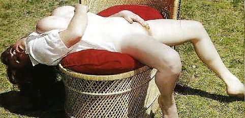 25P Busty Retro Queen - Bunny