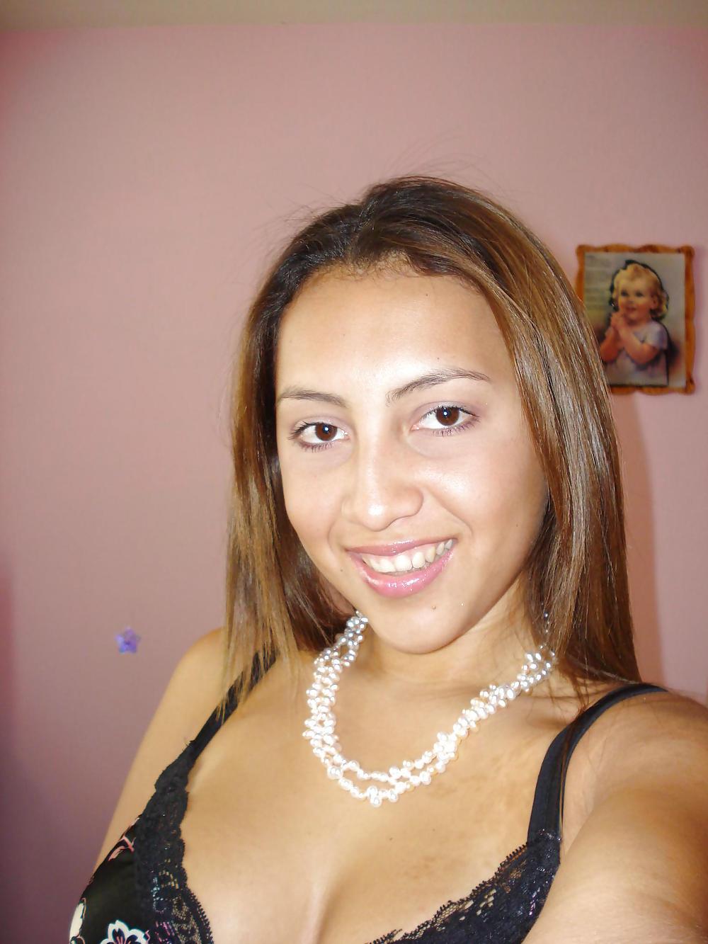 21P SWEET LOOKING LATINA