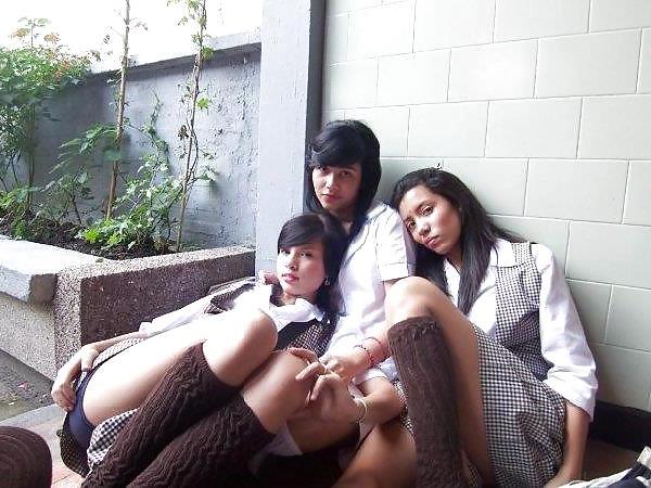 20P Schoolgirls in their uniform 2