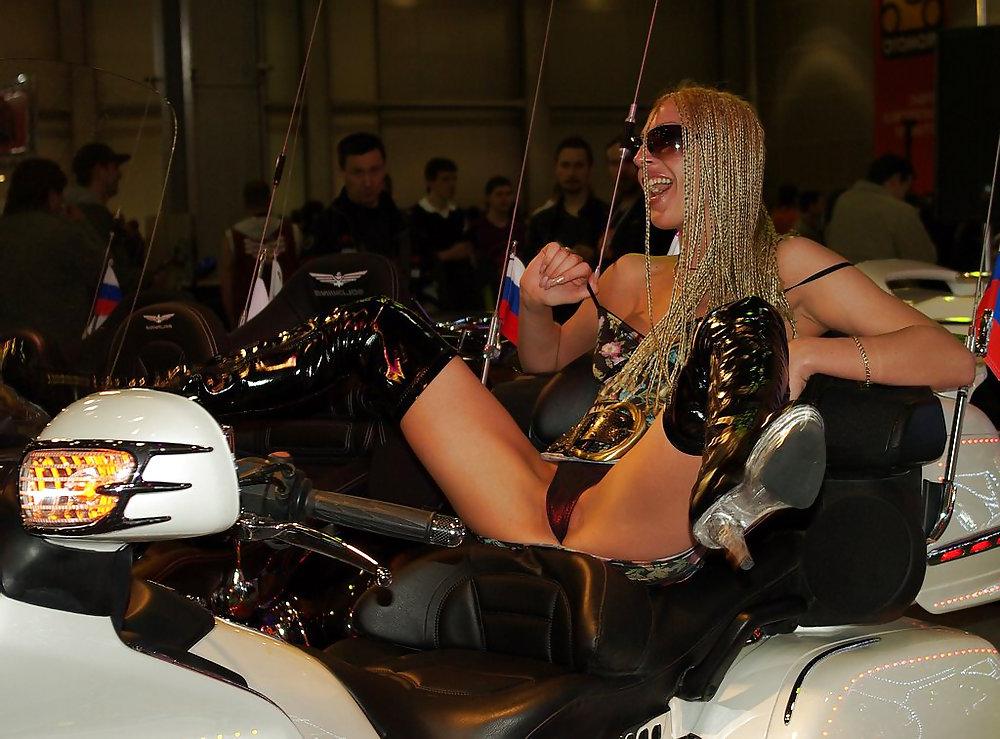 19P Russian Divas At Motorshow