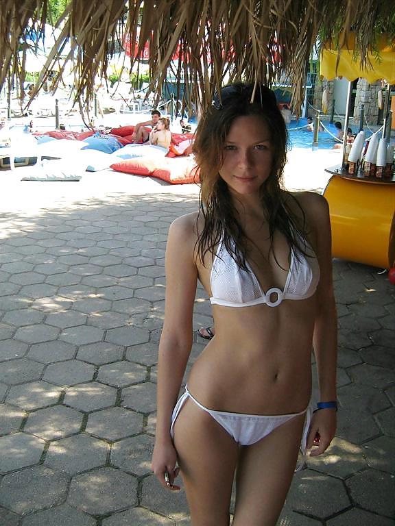 25P Mädchen in Bikinis 7