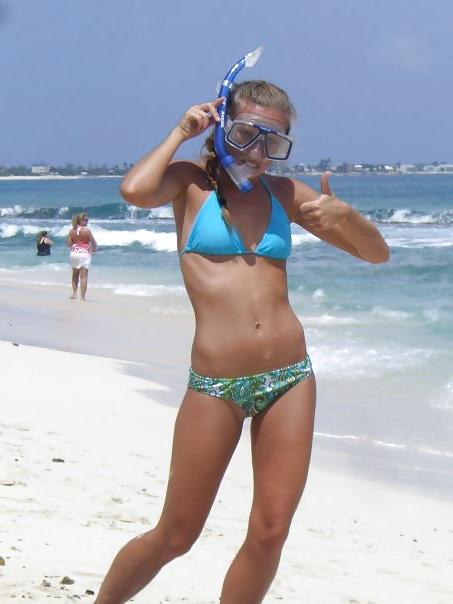 25P Girls in Bikinis 8