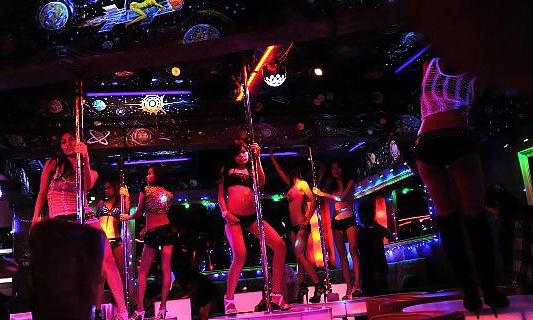 25P Strip club (nude lunge)