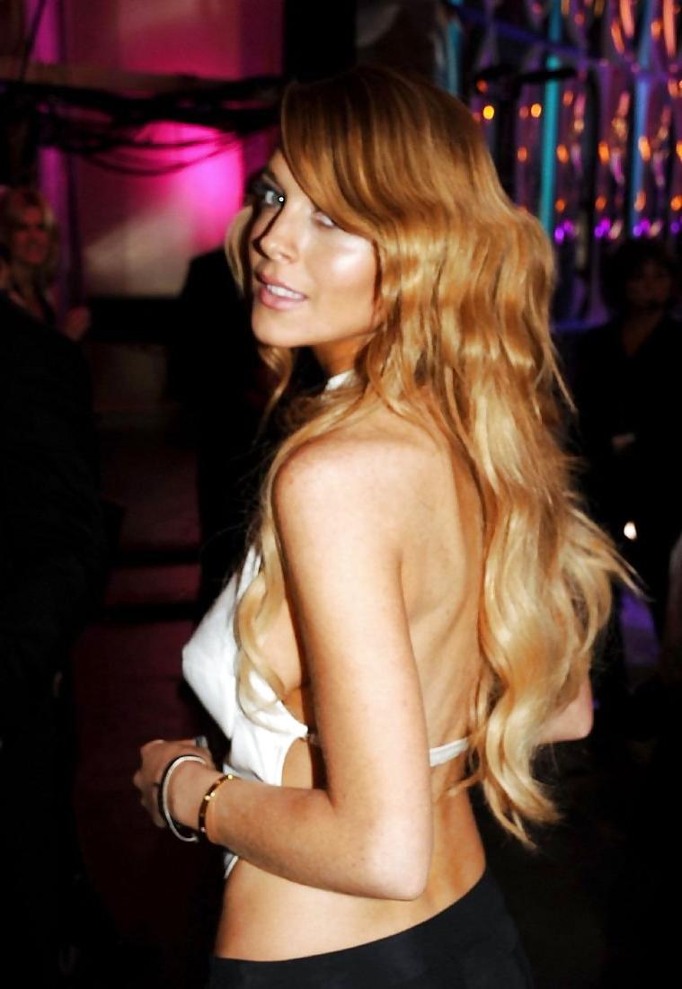 6P Lindsay Lohan ... Side Boob In Club