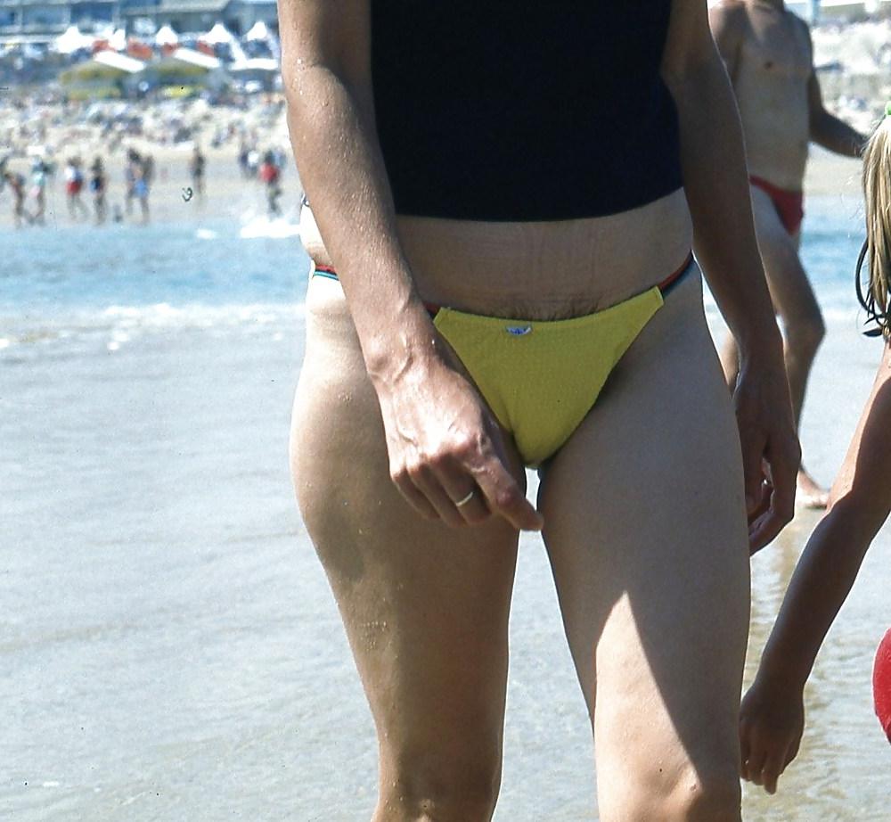 25P Haarige Mädchen im Bikini