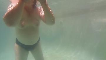 5P More wife in pool 
