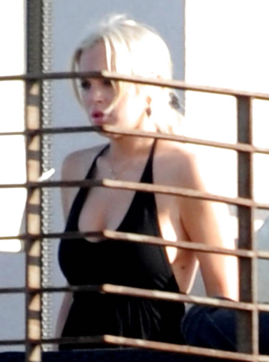 9P Lindsay Lohan ... With Black T Shirt On The Roof