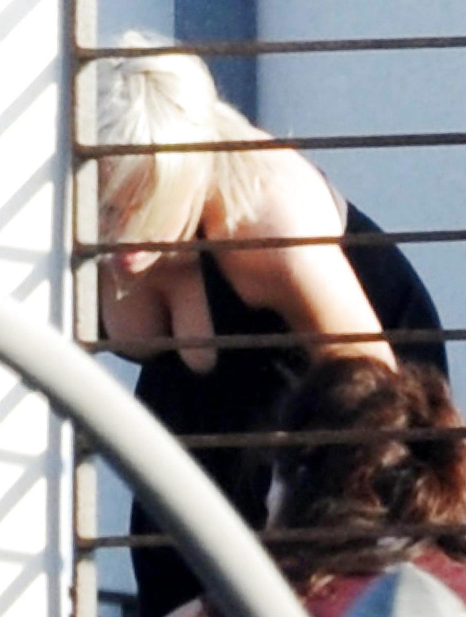 9P Lindsay Lohan ... With Black T Shirt On The Roof