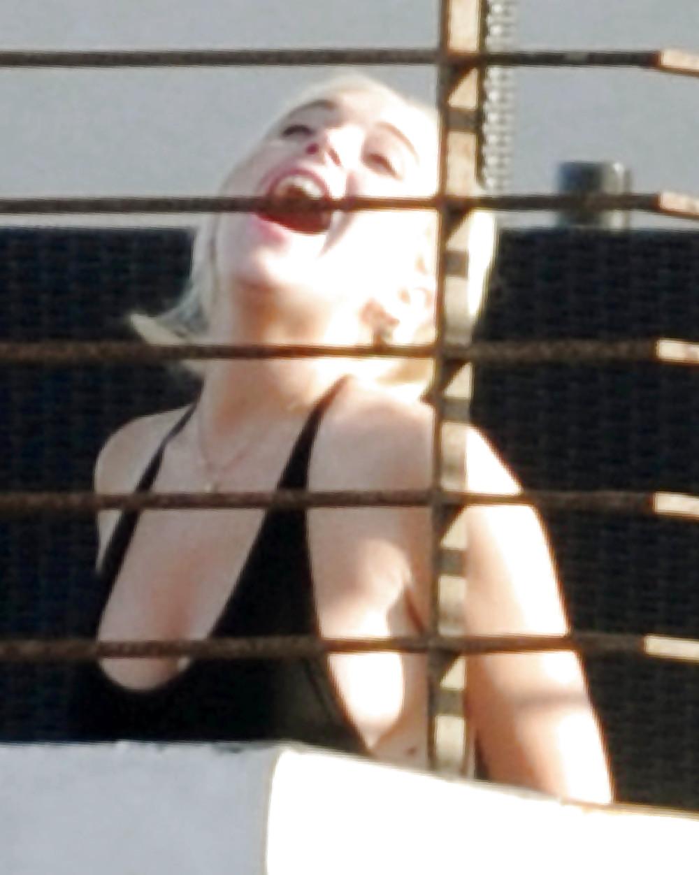 9P Lindsay Lohan ... With Black T Shirt On The Roof