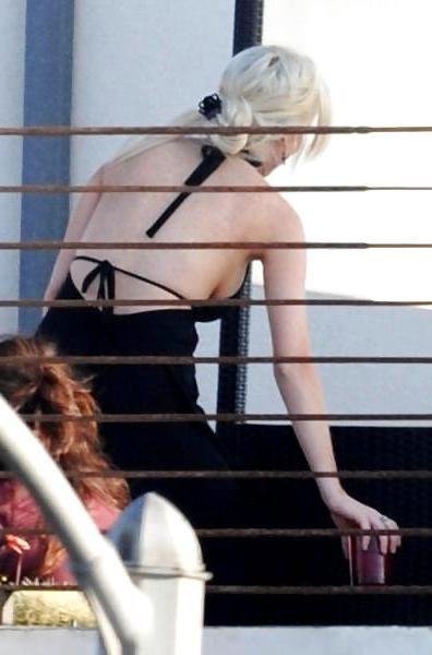 9P Lindsay Lohan ... With Black T Shirt On The Roof