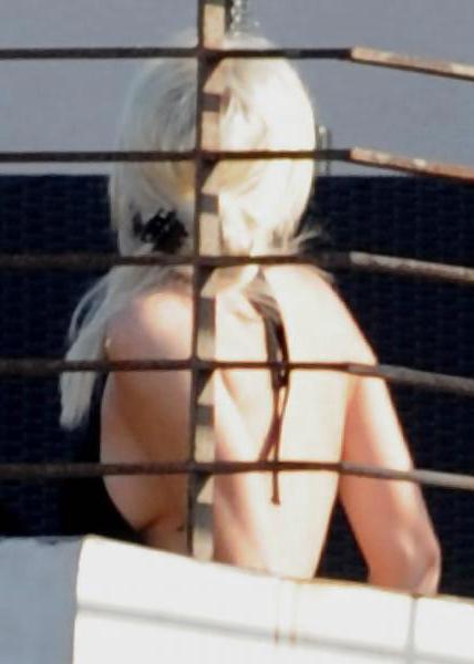9P Lindsay Lohan ... With Black T Shirt On The Roof