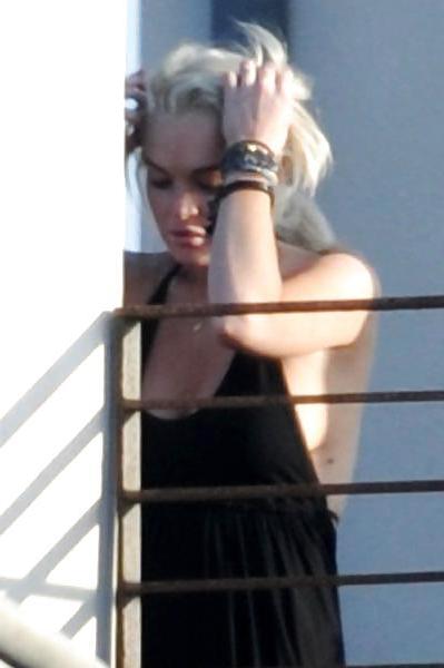 9P Lindsay Lohan ... With Black T Shirt On The Roof
