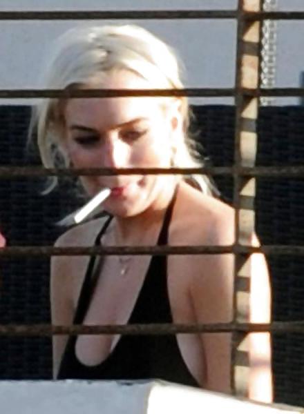 9P Lindsay Lohan ... With Black T Shirt On The Roof