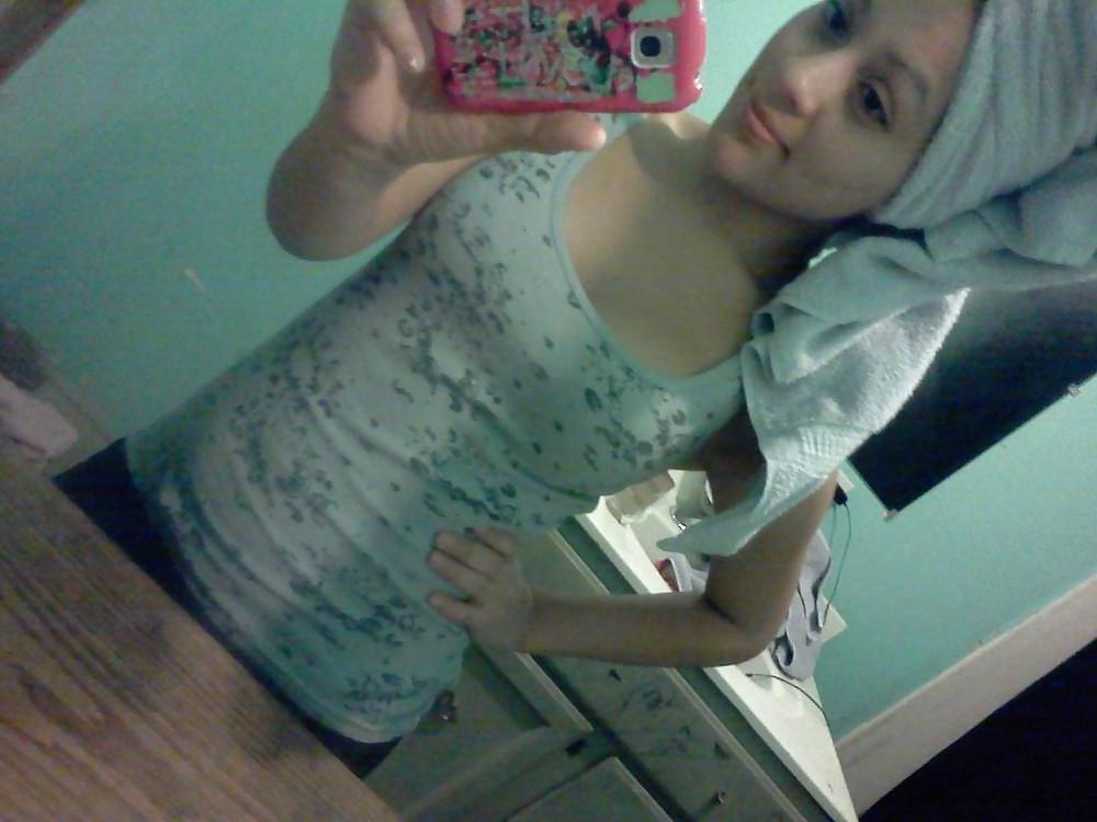 21P Latin whore selfshots