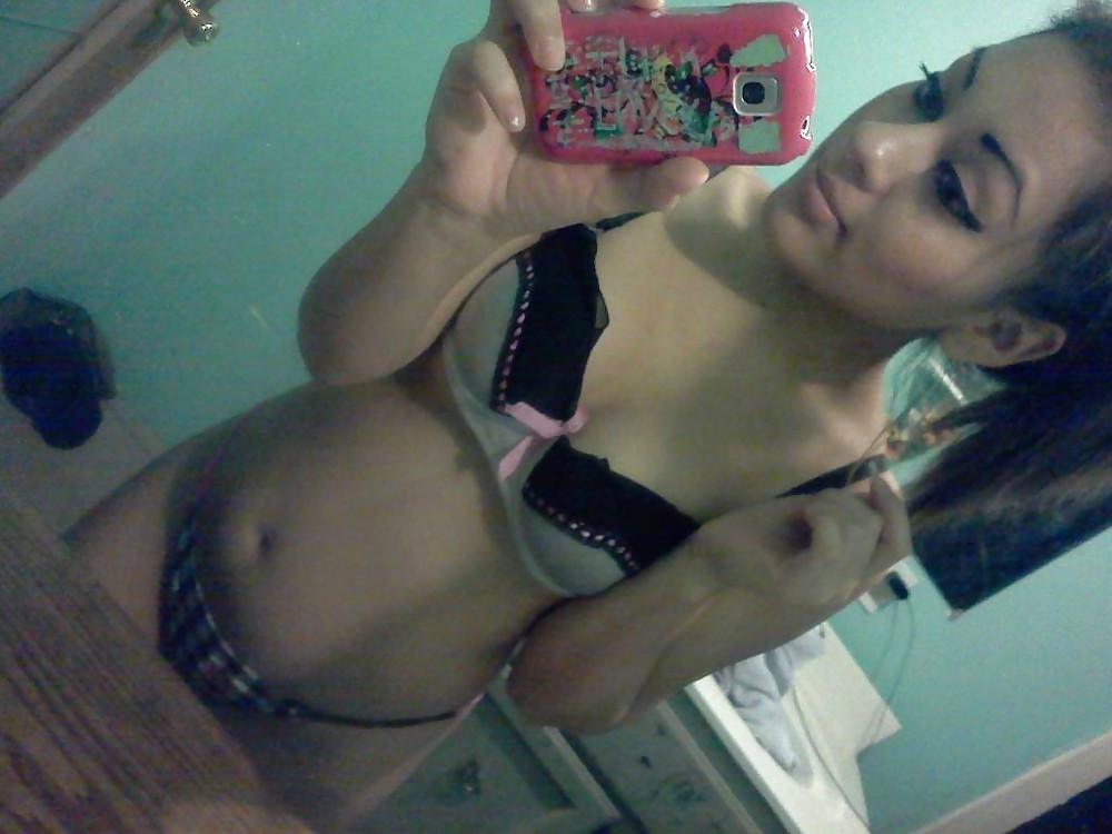 21P Latin whore selfshots
