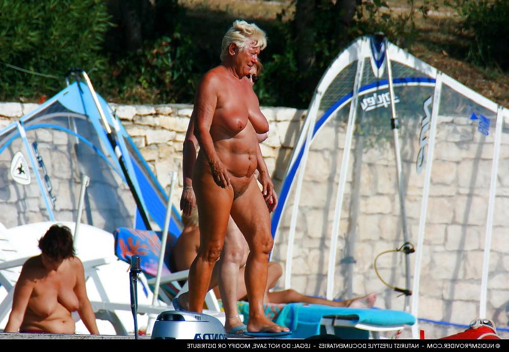 25P Older nudist