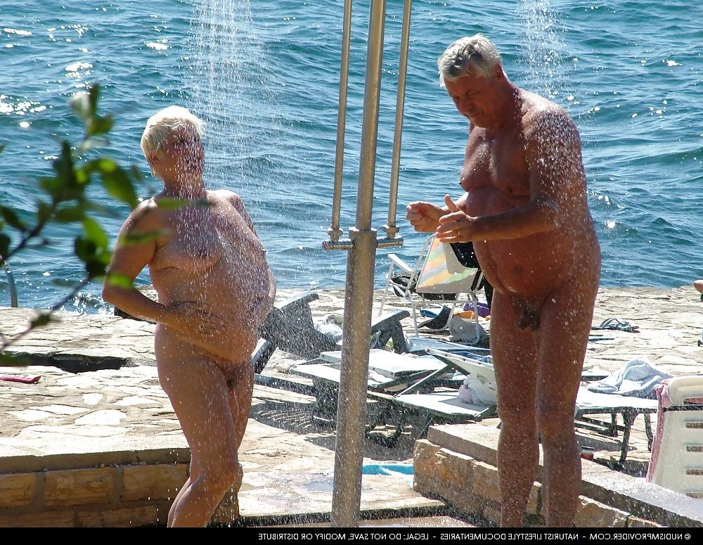 25P Older nudist