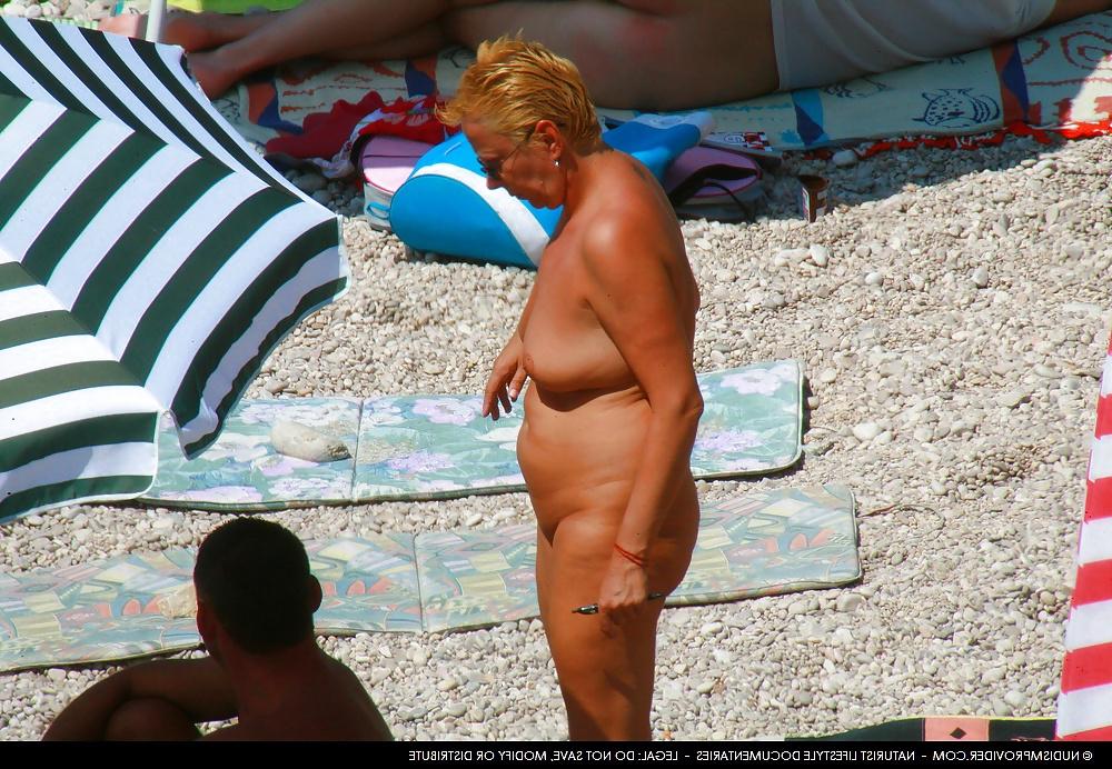 25P Older nudist