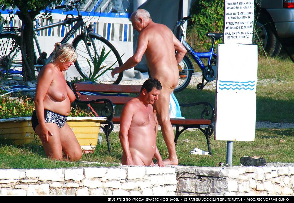 25P Older nudist