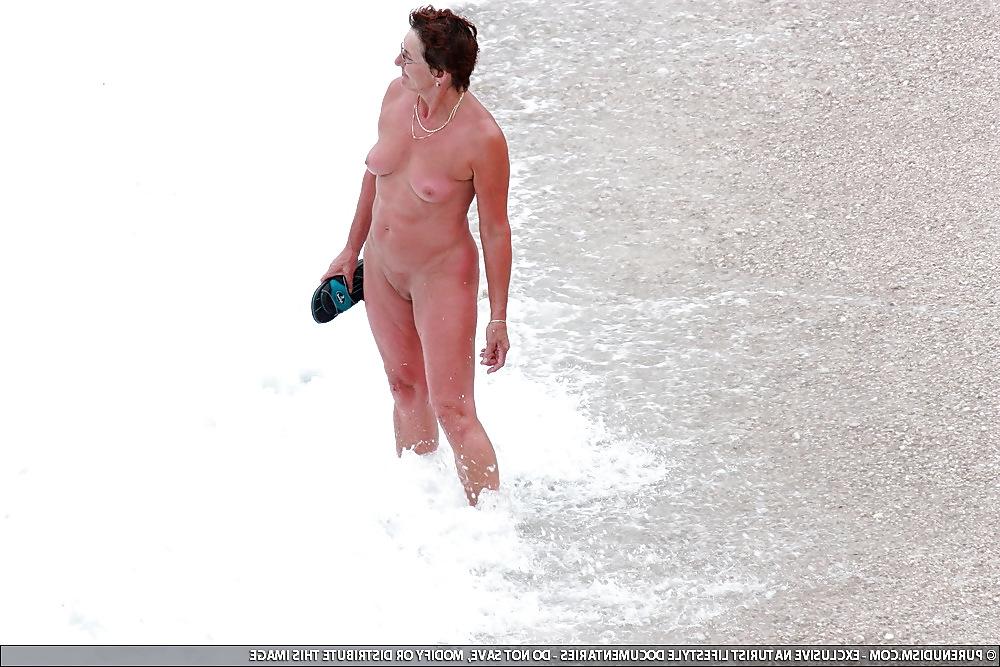 25P Older nudist