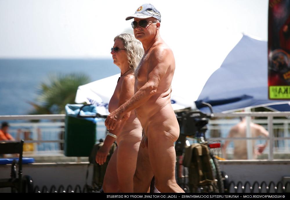 25P Older nudist