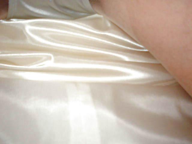 25P Withe Satin Upskirt