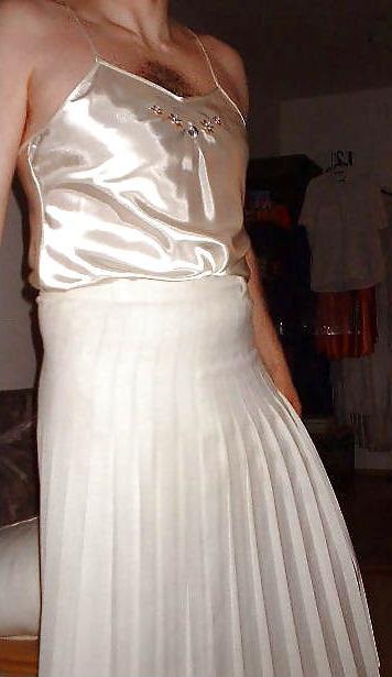 25P Withe Satin Upskirt