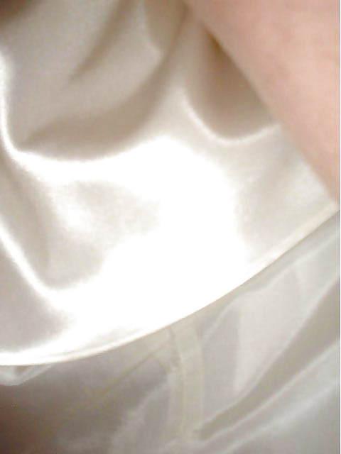 25P Withe Satin Upskirt