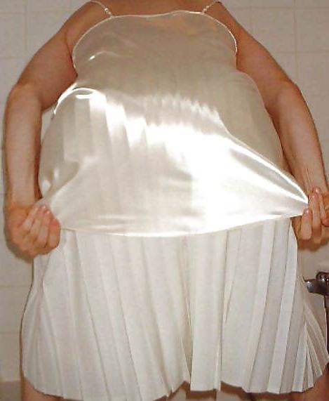 25P Withe Satin Upskirt