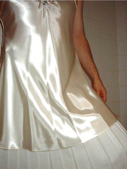 25P Withe Satin Upskirt