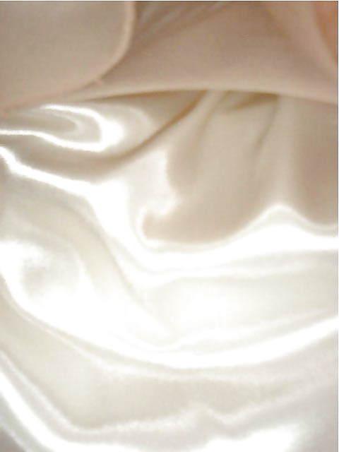 25P Withe Satin Upskirt