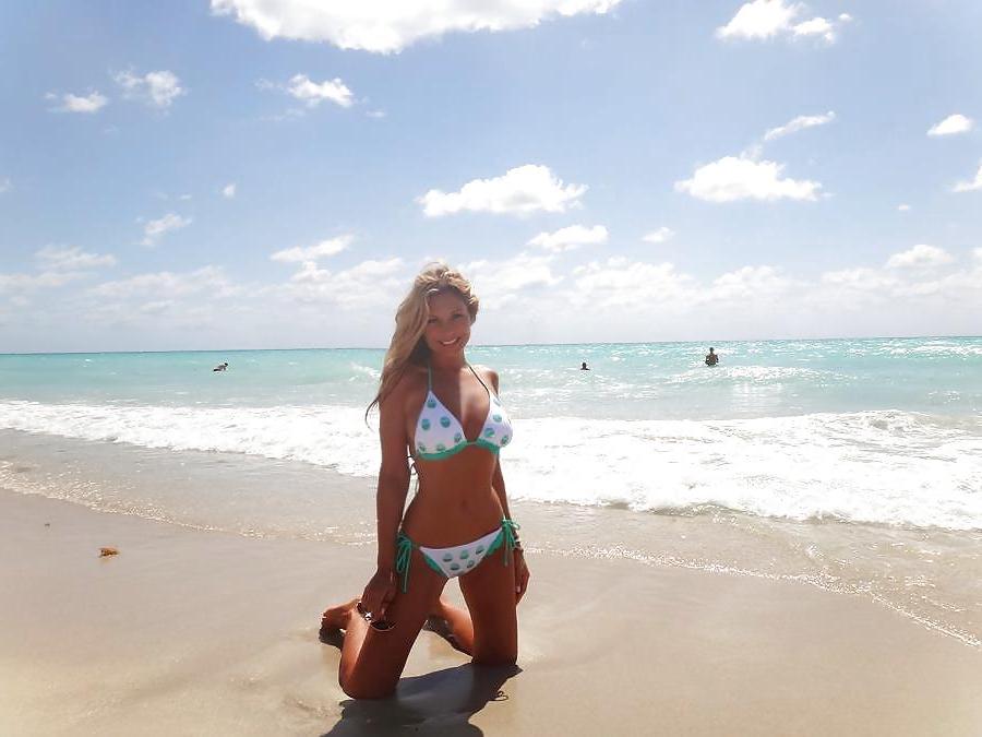 25P Girls in Bikinis 4