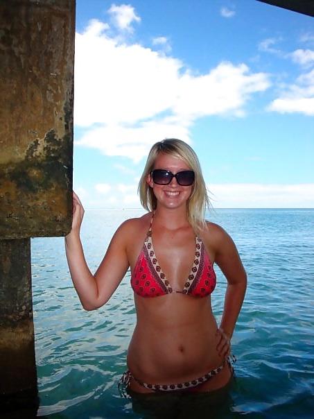 25P Girls in Bikinis 4
