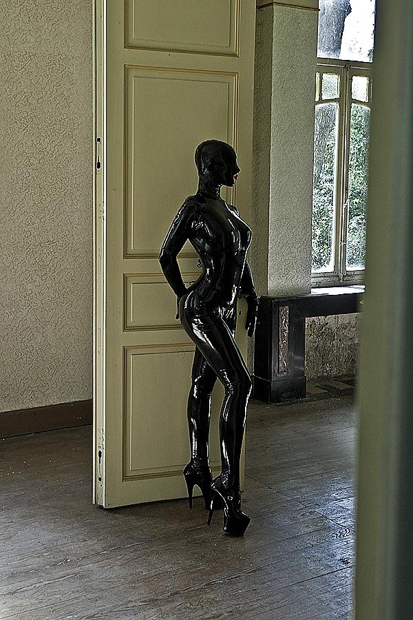 25P Teen in Latex