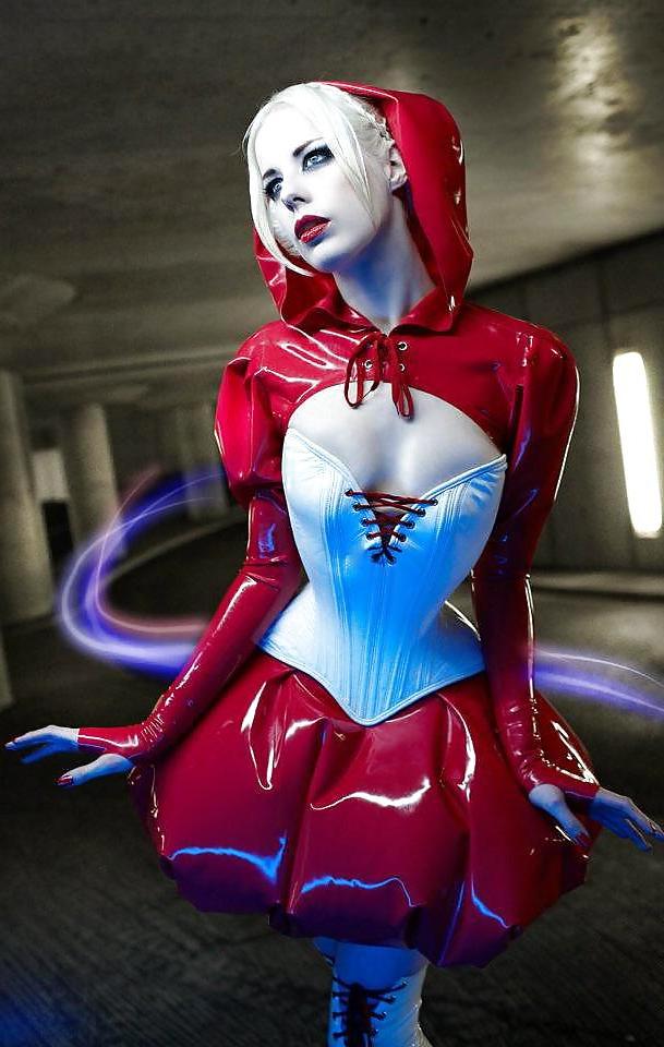 25P Teen in Latex