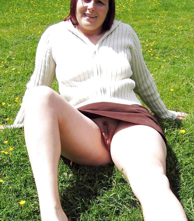 20P Upskirt hairy pussy