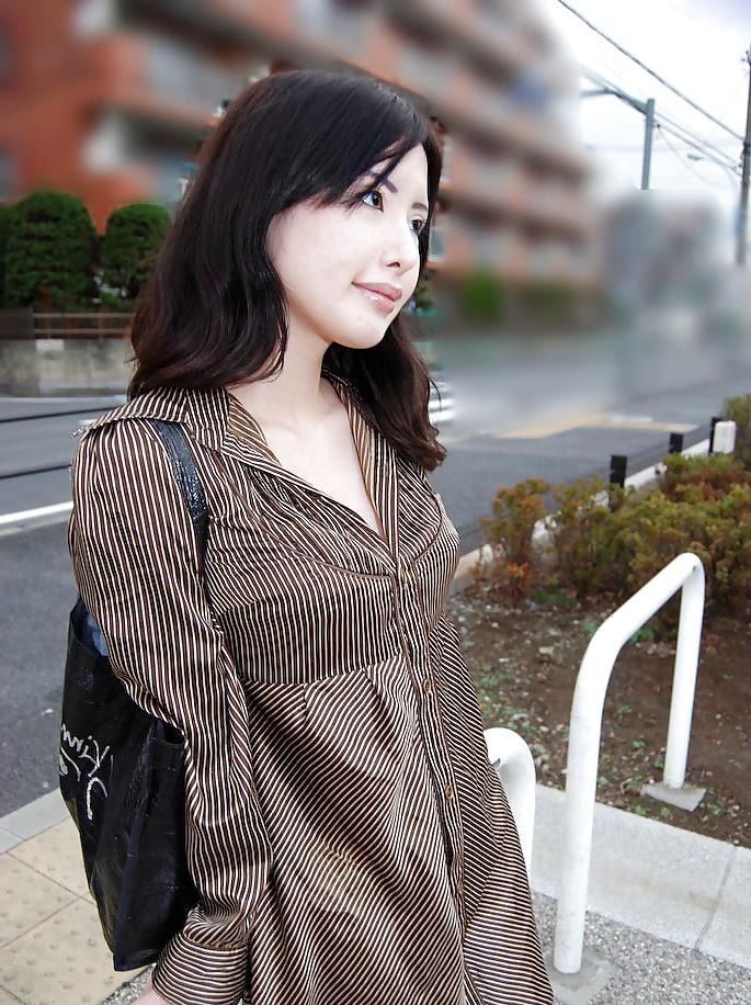 20P Japanese housewife fucked by british guy