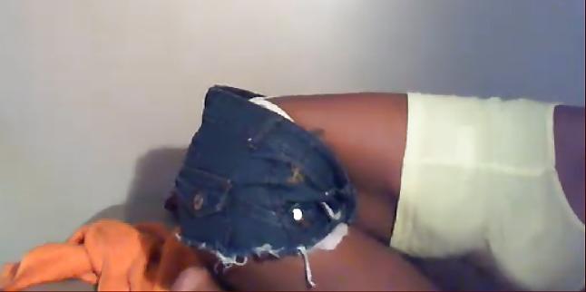 10P Une noire attendant son foutre blanc