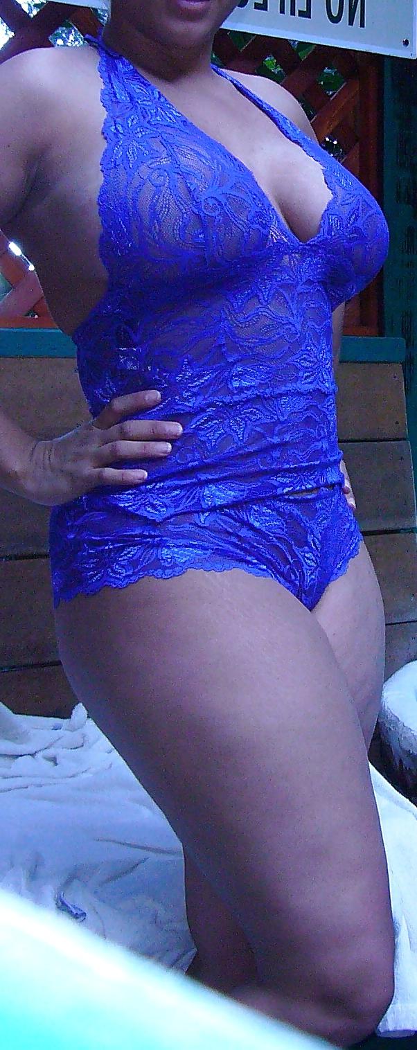 8P Latina milf in the pool