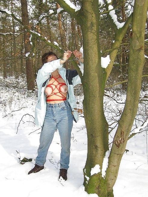 25P BDSM in the snow