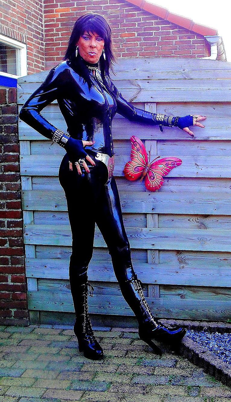 8P Latex tgirl