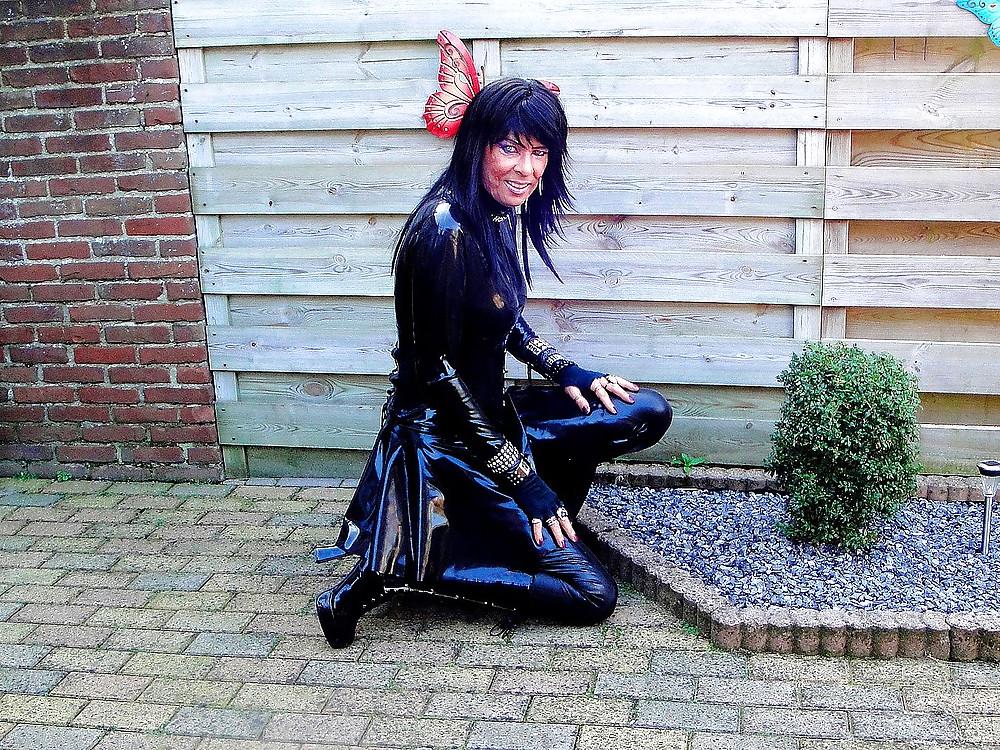 8P Latex tgirl