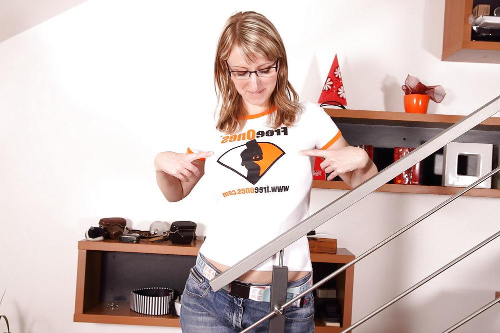 23P T-SHIRT BABE - SHELBY MOON